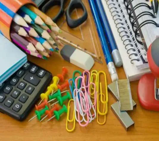 Útiles de escritorio: lápices de colores, clips, chinches y calculadora