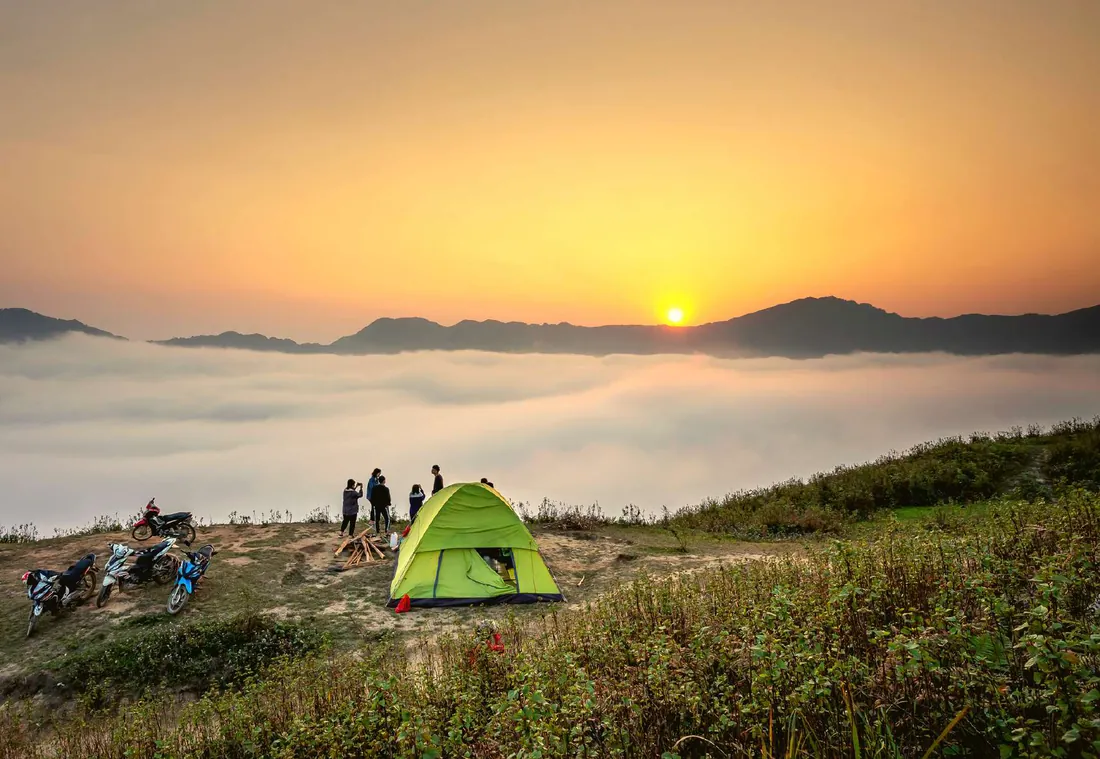 Carpa en la cima de un cerro al amanecer